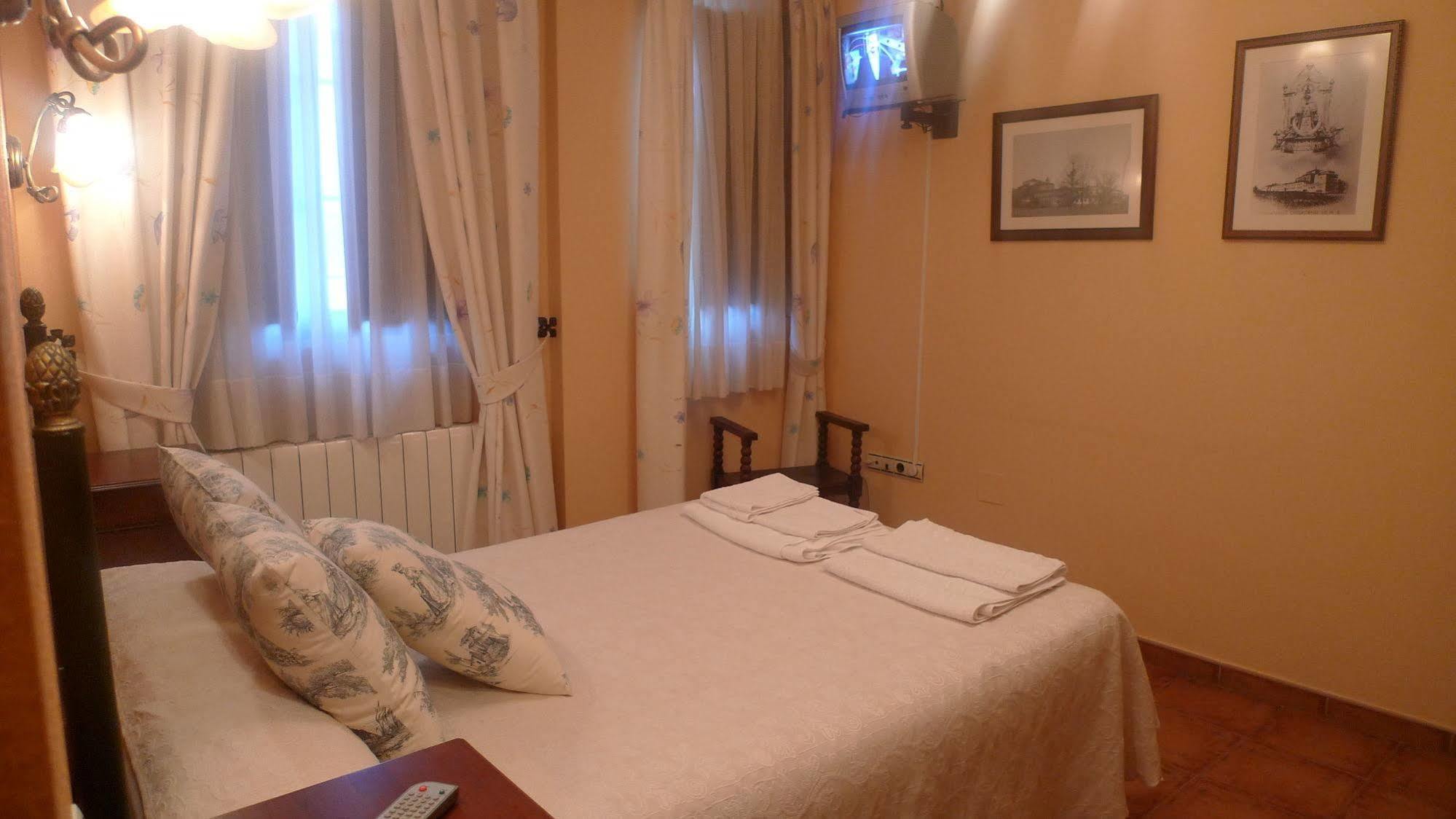 Apartamentos Turisticos Villa Y Corte 암푸디아 외부 사진