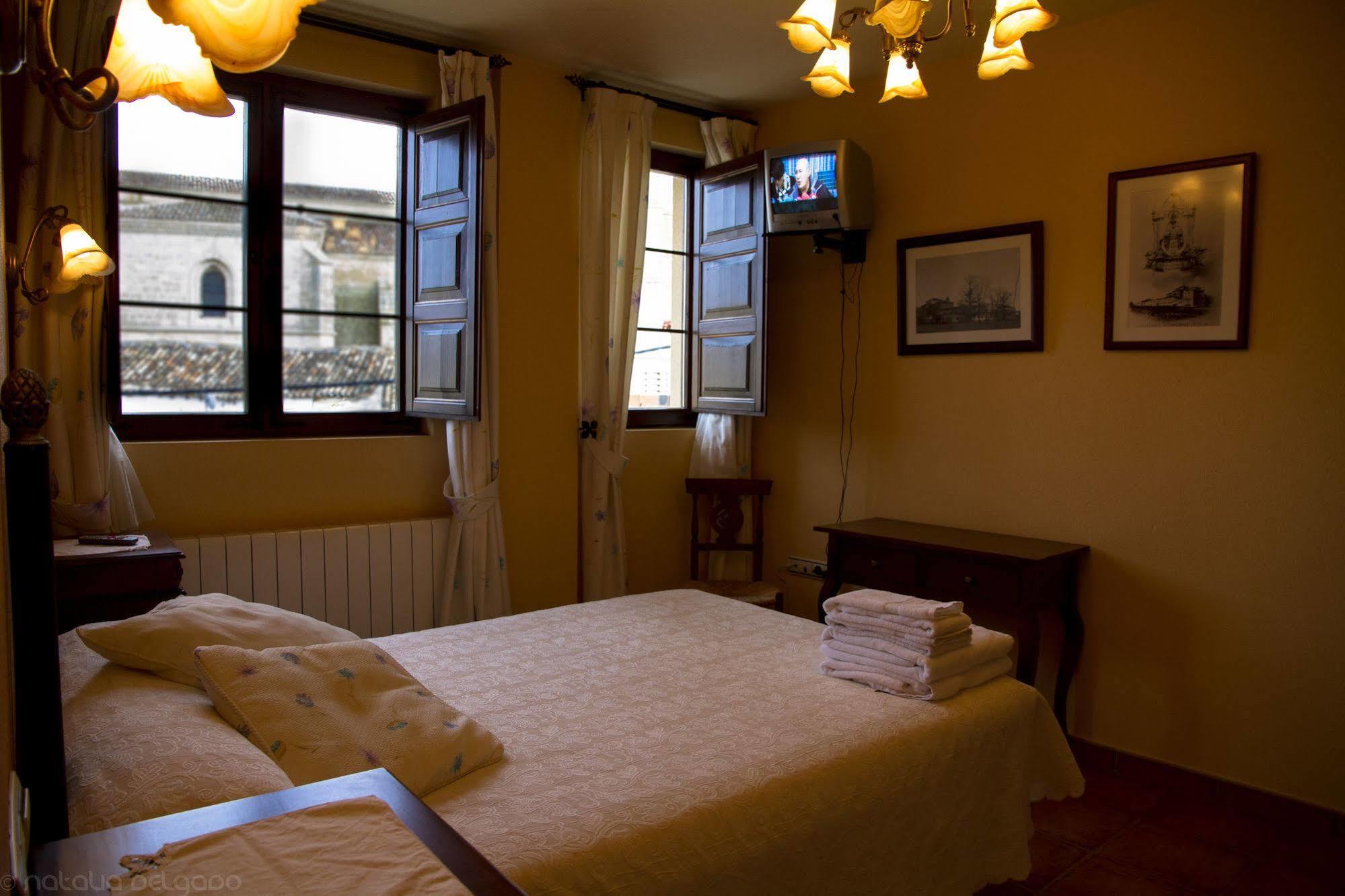 Apartamentos Turisticos Villa Y Corte 암푸디아 외부 사진